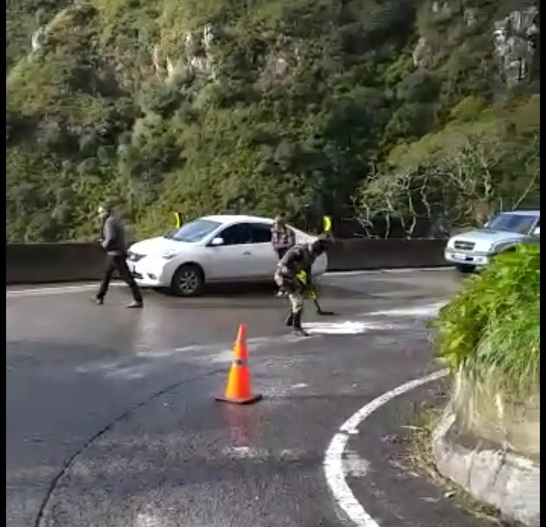 Lamina de &aacute;gua congelada interdita Serra do Rio do Rastro 