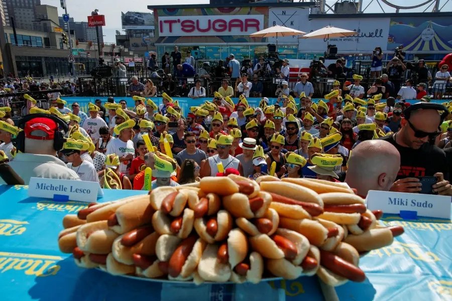 Homem come 71 cachorros-quentes em 10 minutos e vence concurso nos EUA