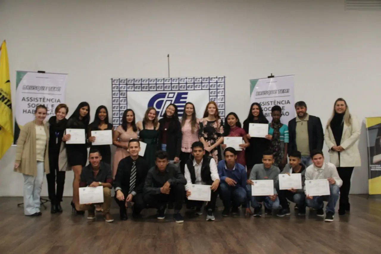 19 jovens se formam no Programa de Inicia&ccedil;&atilde;o ao Trabalho (PIT)