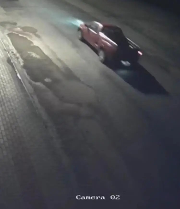 (V&Iacute;DEO) Motorista  atropela um e arrasta mobilete para fugir
