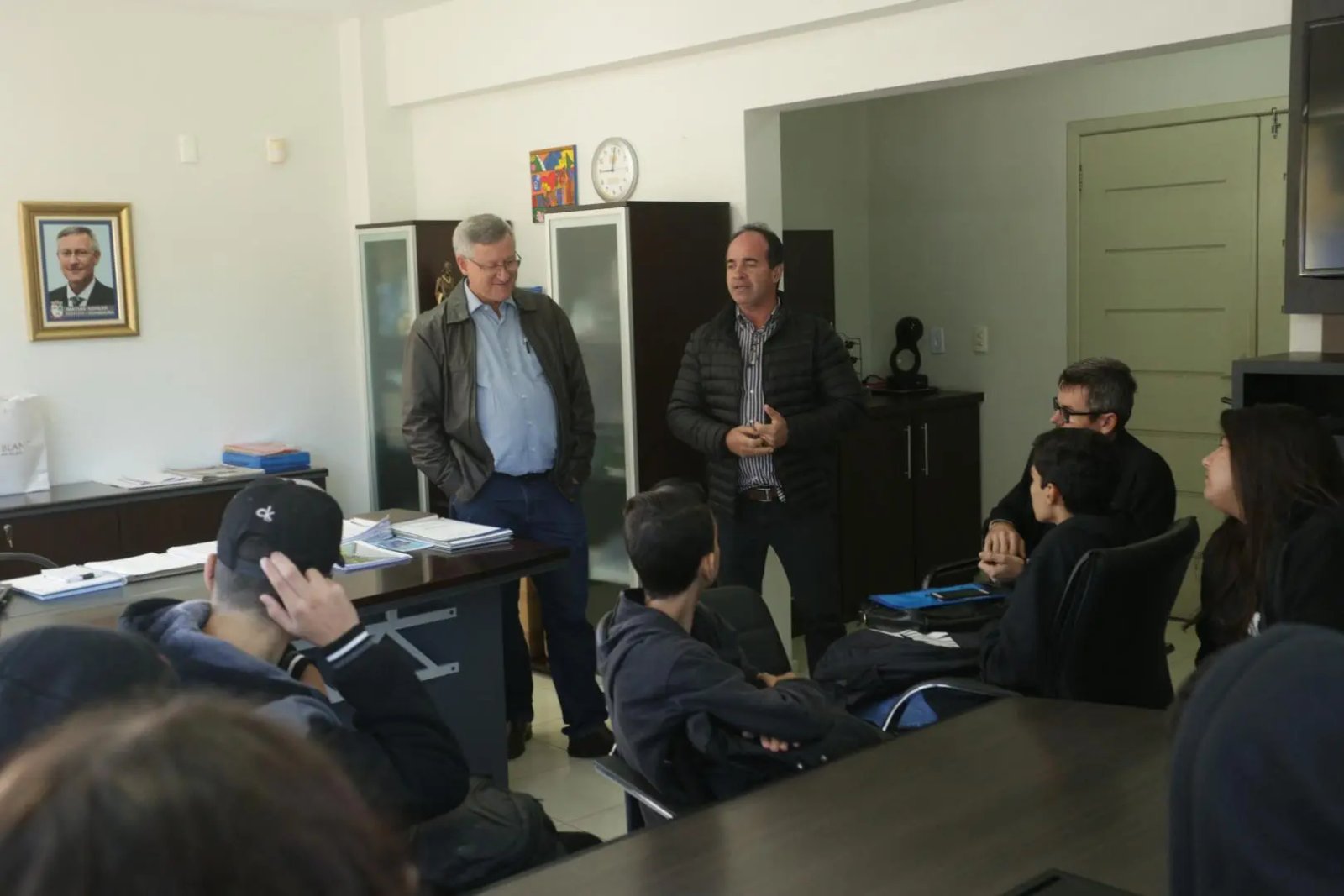 Alunos da Escola Jo&atilde;o Boos debatem administra&ccedil;&atilde;o p&uacute;blica com prefeito e vice