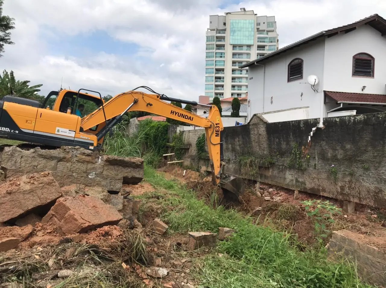 Secretaria de Obras segue com as atividades da patrola e limpeza de valas