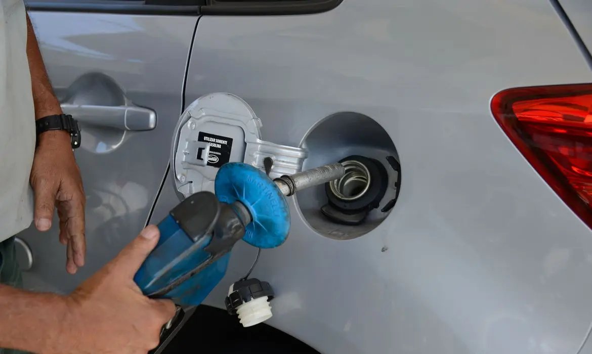 Pre&ccedil;os de gasolina e diesel sobem hoje nas refinarias
