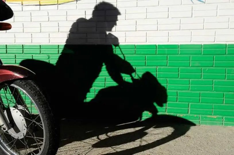 Moto é furtada de garagem no Bateas