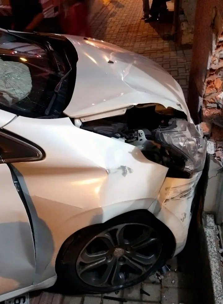 Batida entre carros na Rua Azambuja deixa três feridos