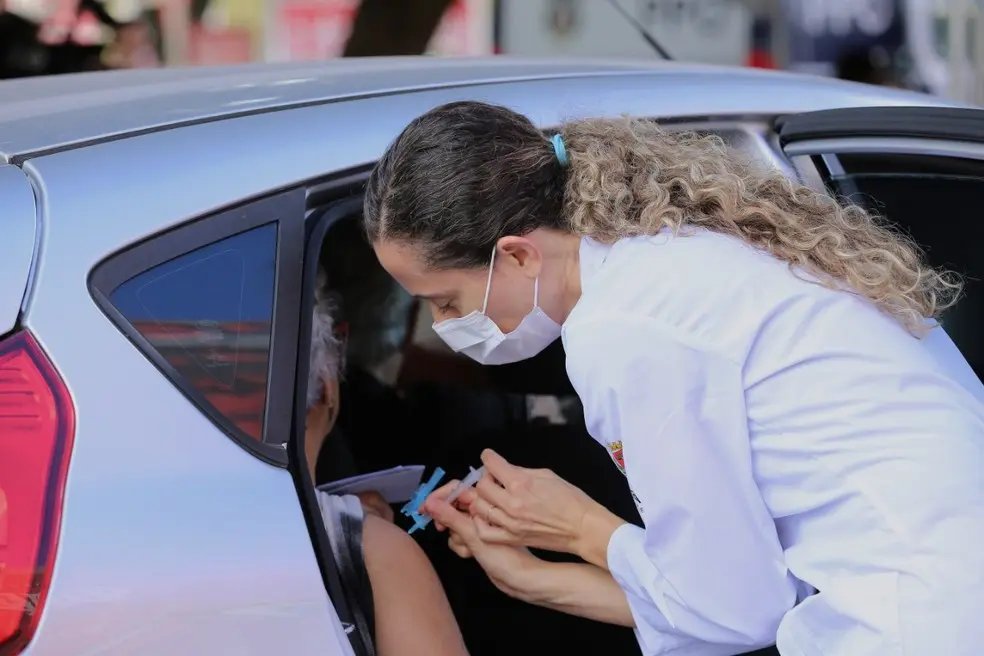 Botuver&aacute; ir&aacute; vacinar idosos atrav&eacute;s de Drive-Thru