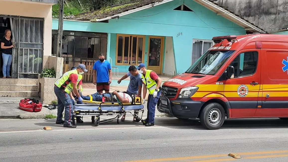 Colis&atilde;o entre motos na rua Azambuja deixa um ferido