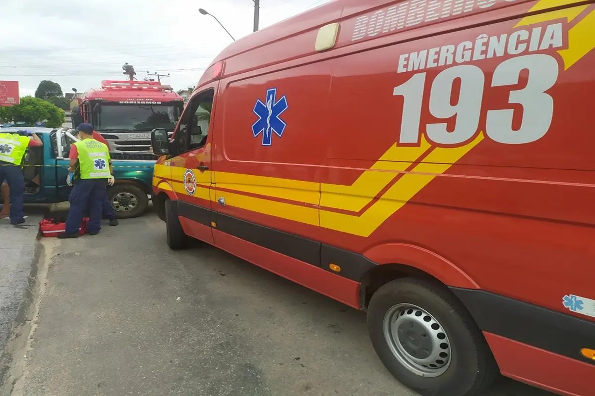  Caminhonete colide contra muro de resid&ecirc;ncia