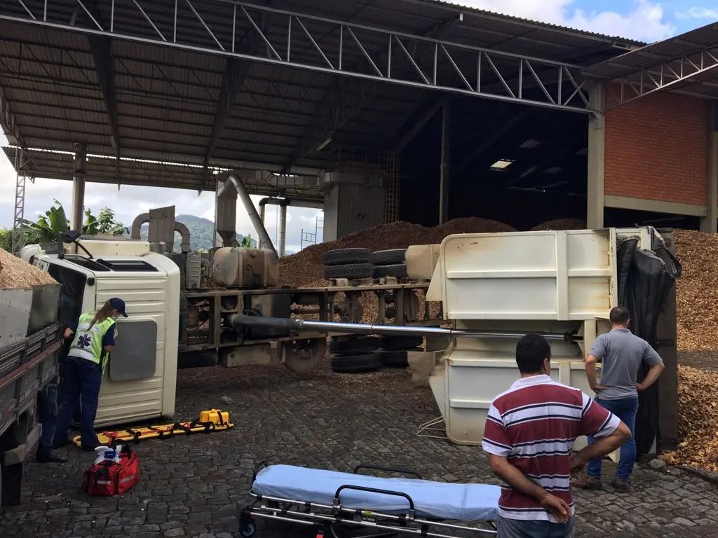 Caminhão tomba e motorista fica preso no interior do veículo