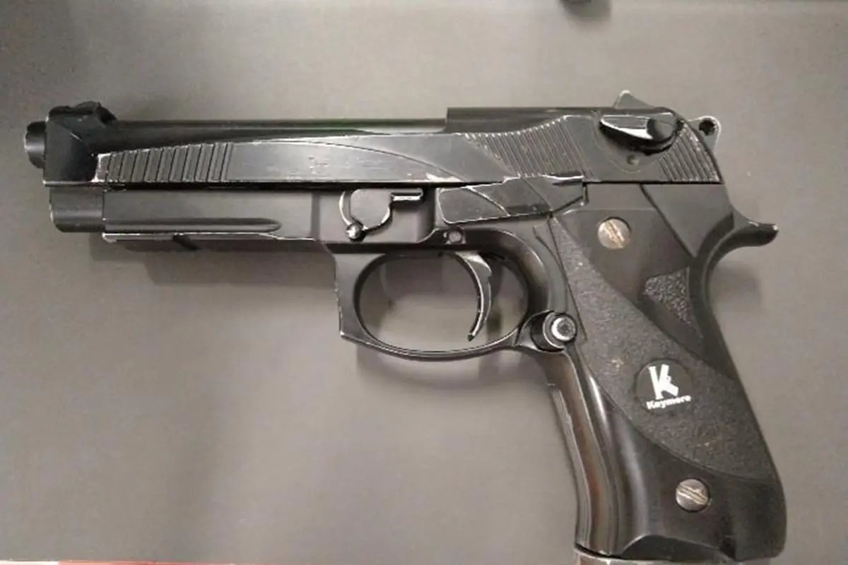 Menores s&atilde;o flagrados com arma de fogo