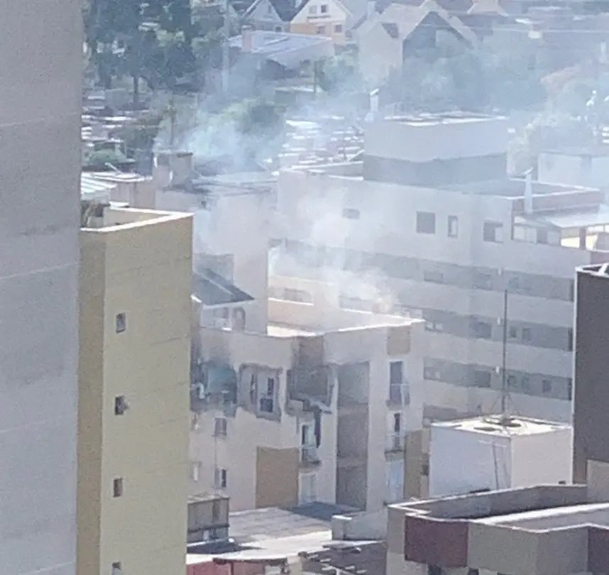 Apartamento explode em Curitiba, uma crian&ccedil;a de 11 anos chegou a ser arremessada