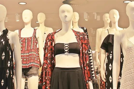 Dano moral para jovem for&ccedil;ada a cobrir top com blazer para entrar em banco no ver&atilde;o