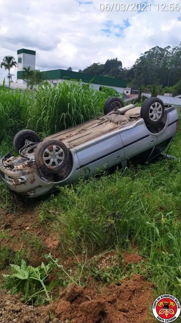 Homem capota autom&oacute;vel, mas escapa ileso