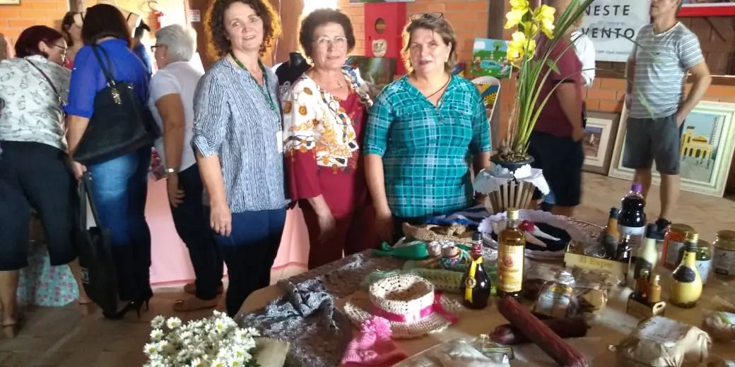 Crocheteiras de Guabiruba participam de feira em S&atilde;o Jos&eacute;