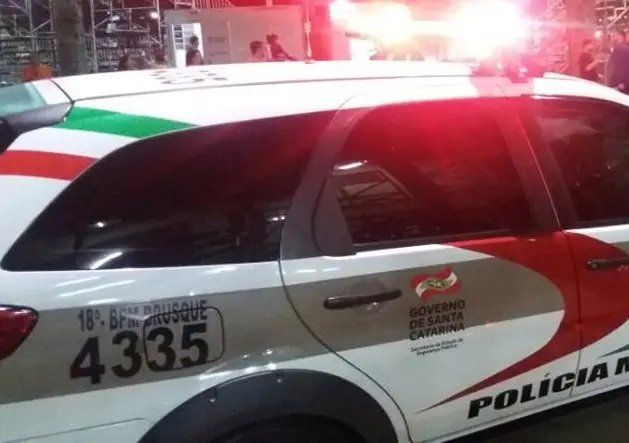Jovem causa transtorno durante a madrugada e é levado para a DP
