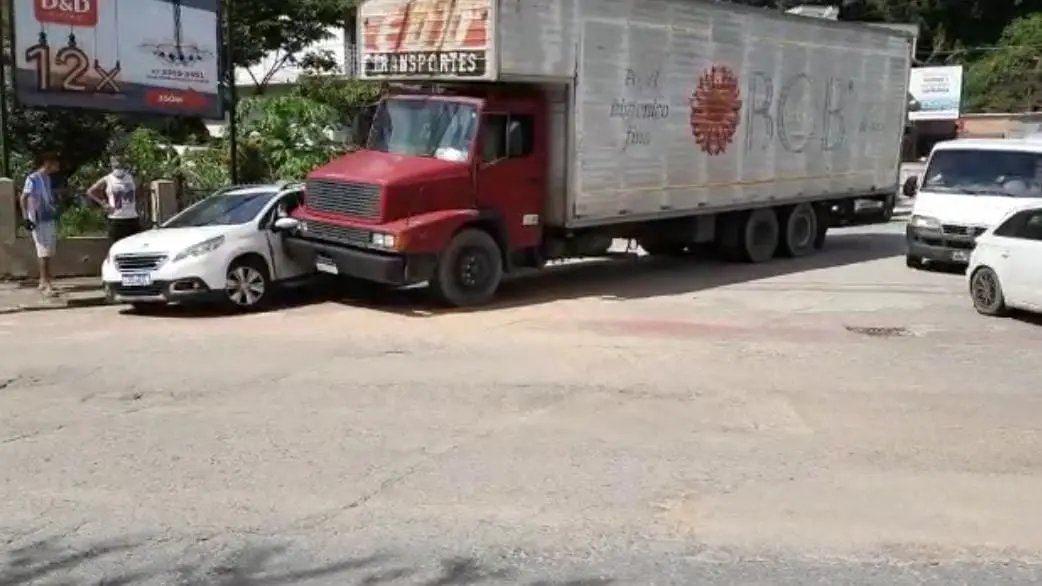 Caminh&atilde;o n&atilde;o consegue frear em descida e colide com ve&iacute;culo, na Gustavo Halfpap