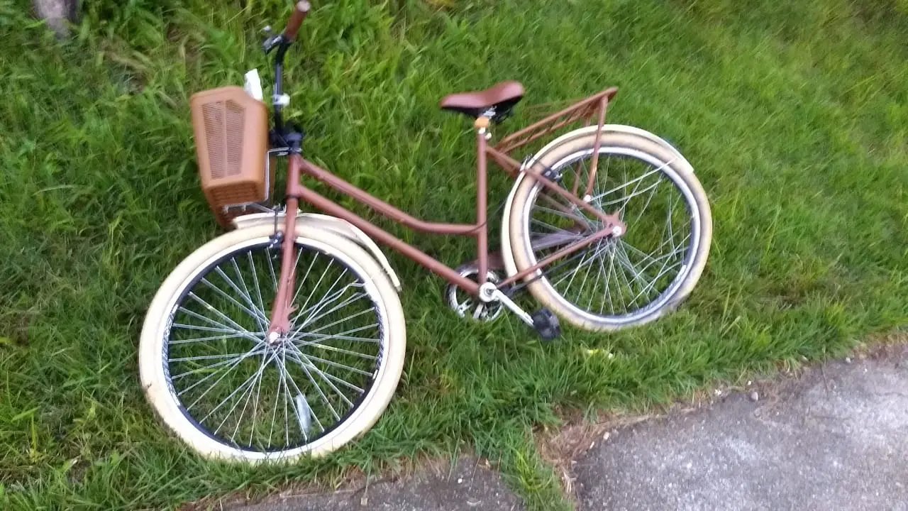 Dois se ferem na colis&atilde;o entre moto e bicicleta