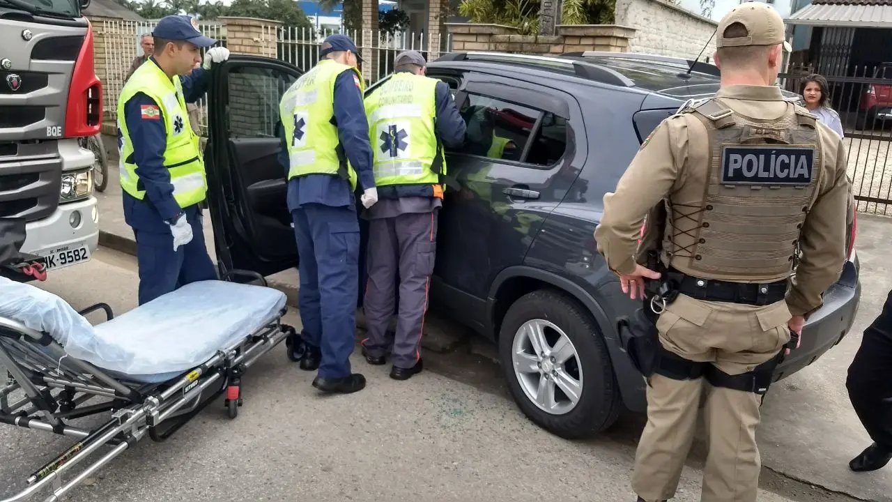 Carro bate em muro após motorista sofrer mal súbito