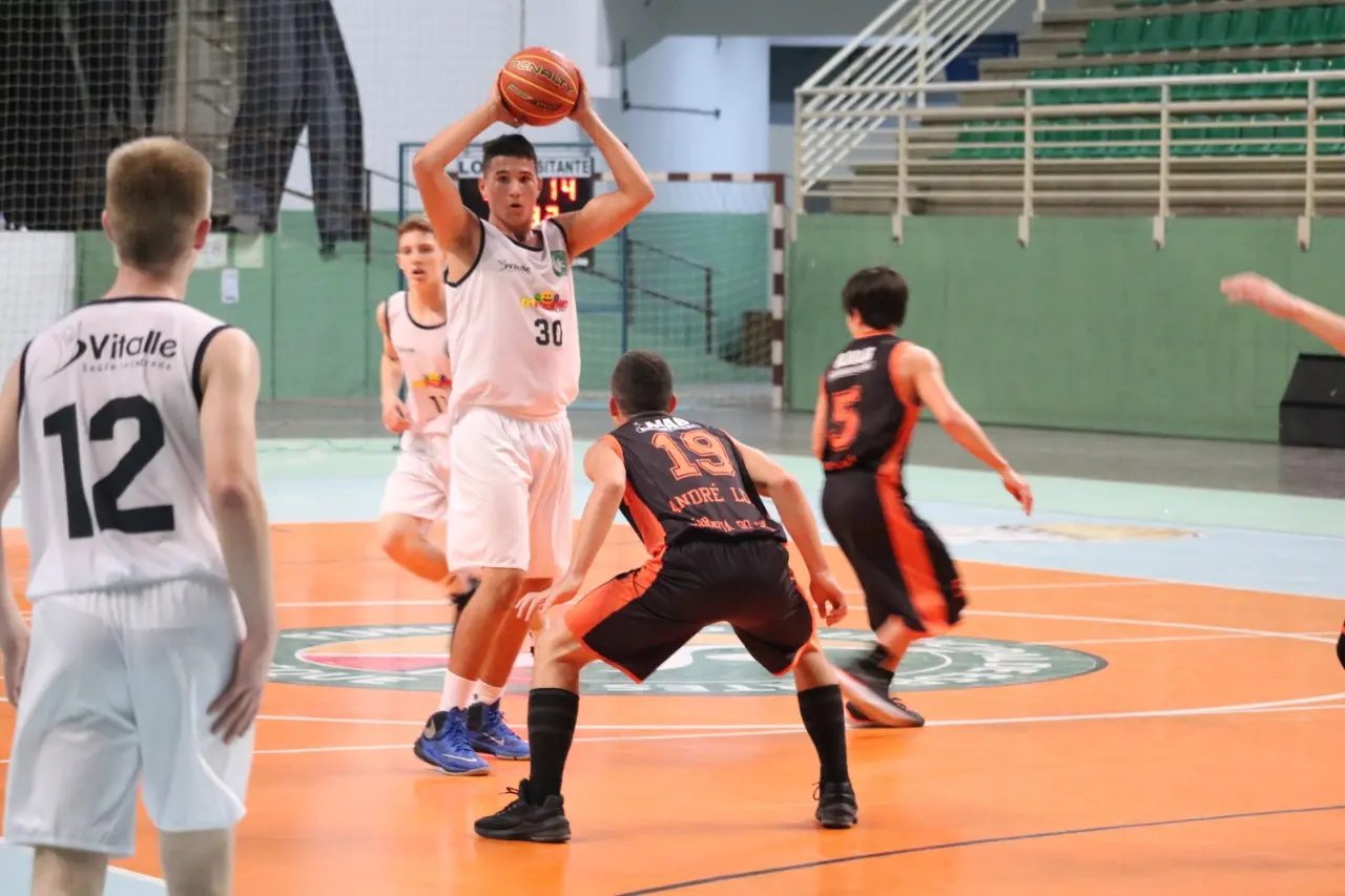 Vit&oacute;ria de Brusque diante do Jaragu&aacute; pelo Estadual de Basquete Sub-15