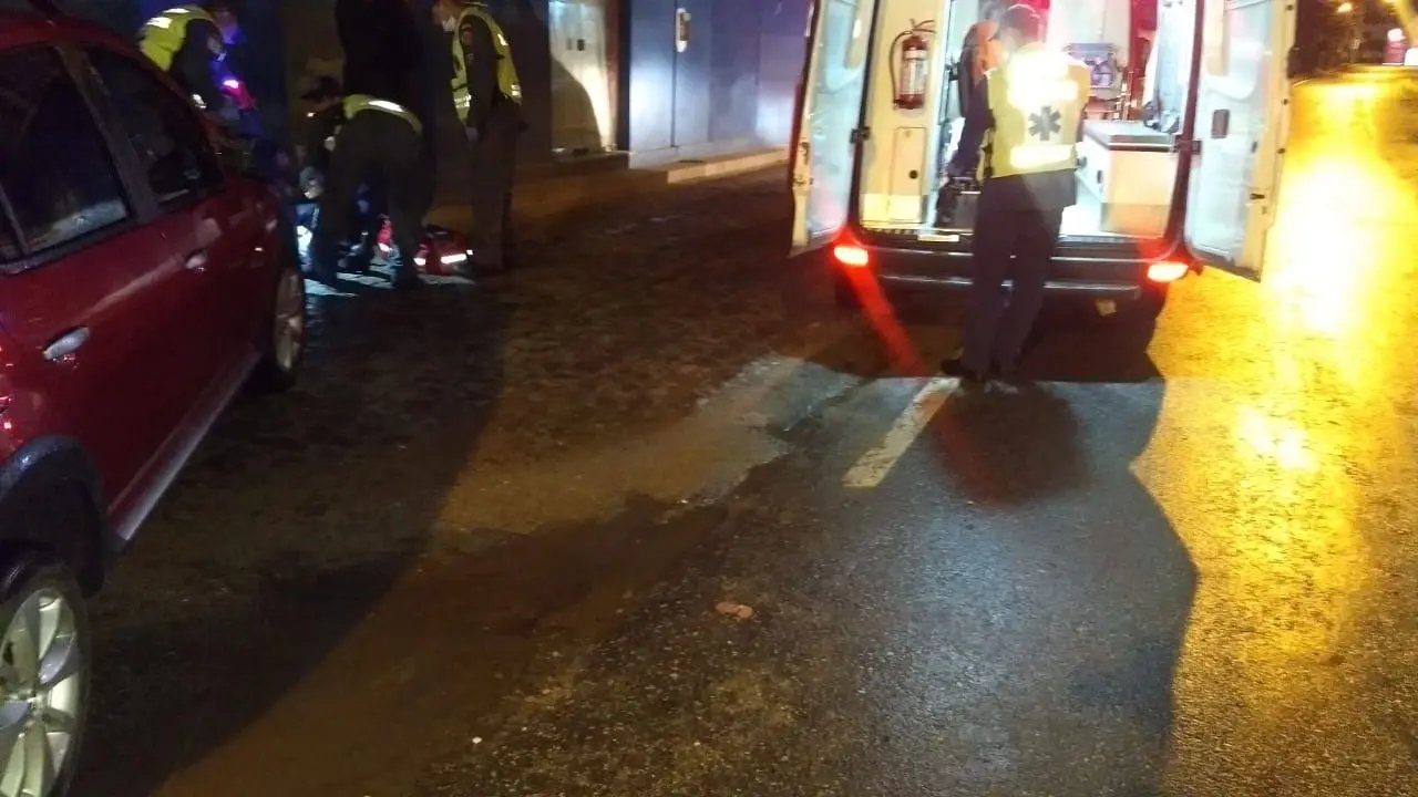 Colis&atilde;o envolvendo carro e moto deixa motociclista ferido, ele foi conduzido para o hospital