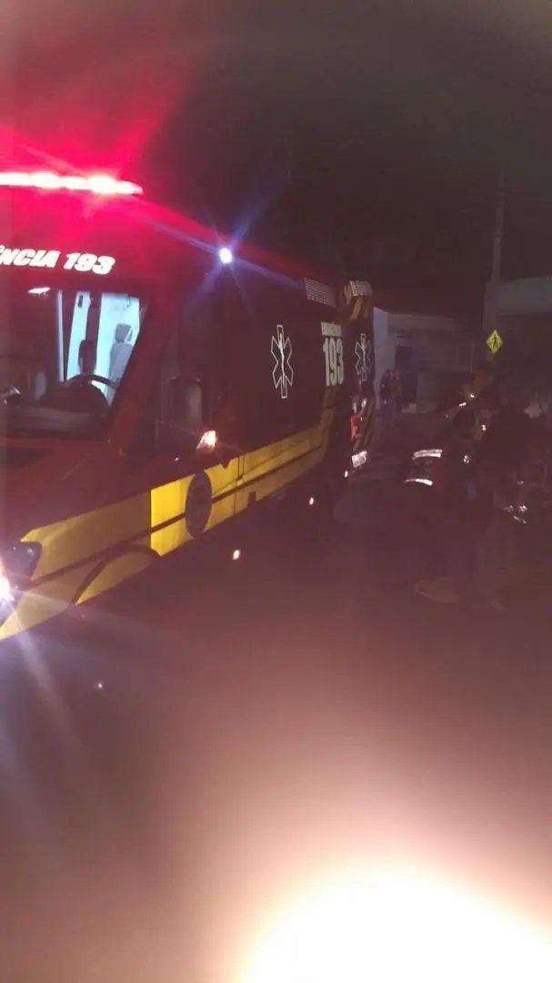 Senhora de 50 anos &eacute; levada para hospital depois de ser atropelada 
