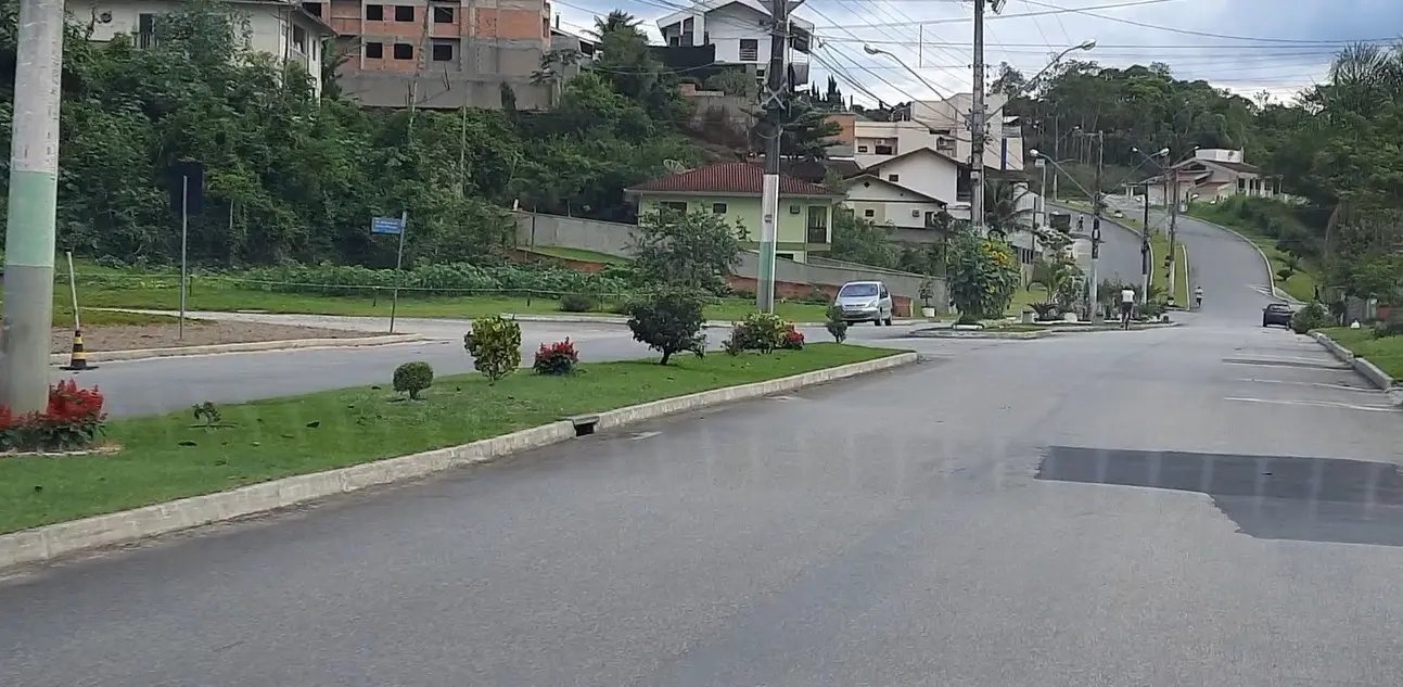 Desesperadas, meninas pedem socorro ap&oacute;s homem tentar agarr&aacute;-las