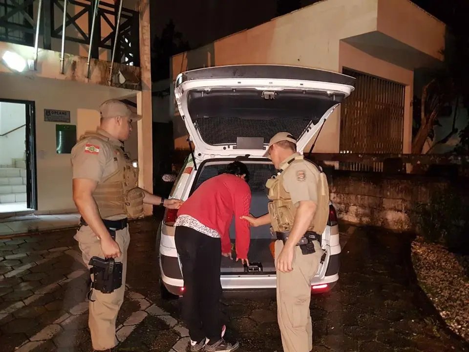 Mulher com mandado de prisão ativo é detida próximo do Pavilhão da Fenarreco