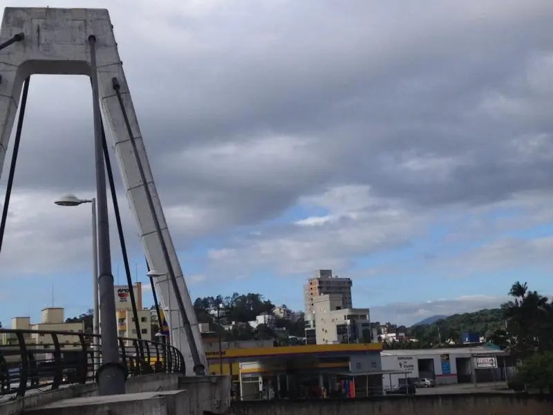 Vento e chuva marcam o in&iacute;cio da semana