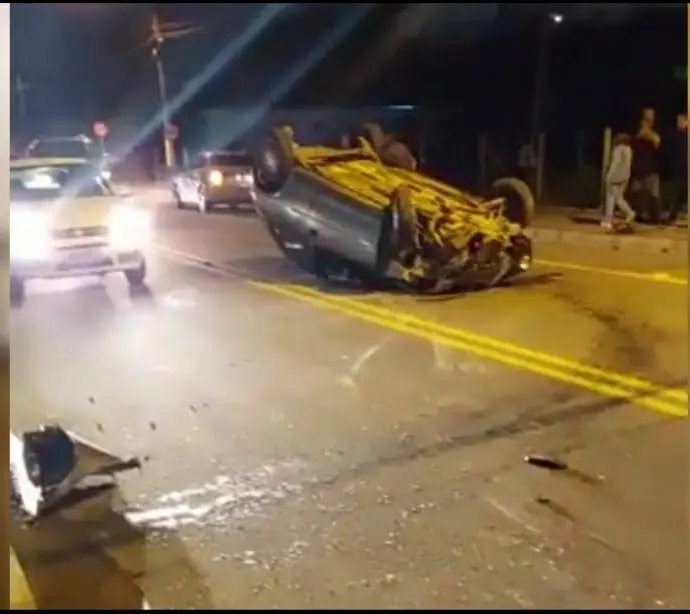 (V&Iacute;DEO) Carro bate, derruba port&atilde;o, muro e capota na rua