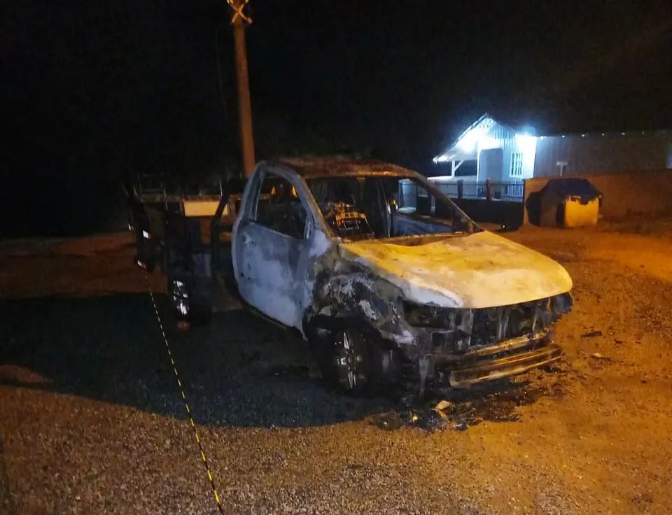 Carro que transportava botij&atilde;o de g&aacute;s pega fogo na rodovia