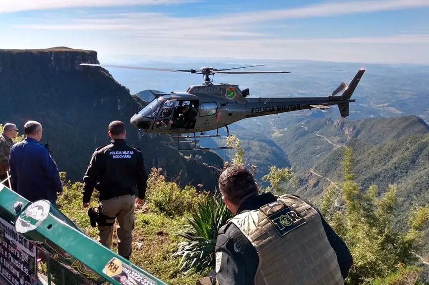 Turista cai de penhasco ap&oacute;s tentar recuperar chap&eacute;u em mirante