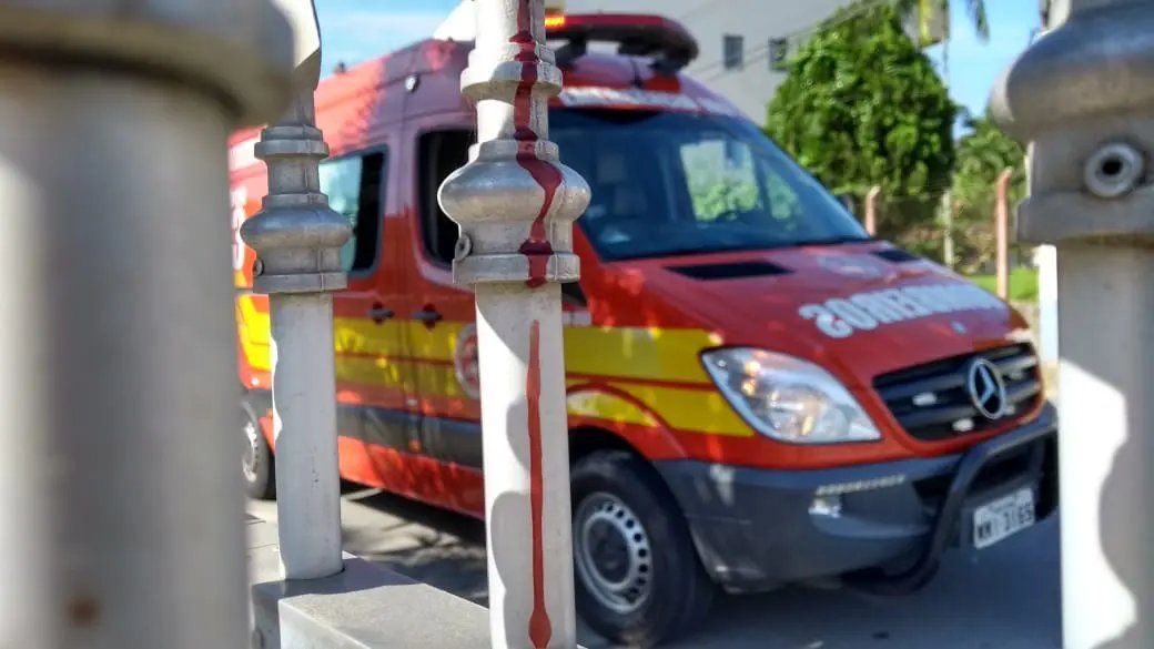 Ciclista tem pesco&ccedil;o perfurado ao cair sobre cerca de alum&iacute;nio