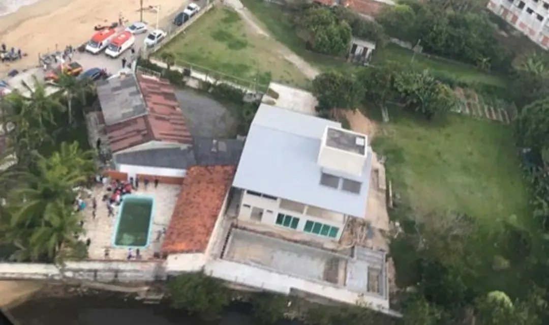 Crian&ccedil;as morrem afogadas em piscina de casa abandonada 