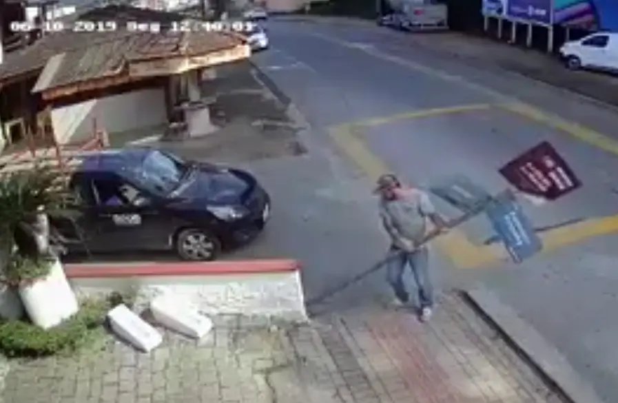 IBPlan recebe v&iacute;deo que mostra dupla supostamente furtando placas