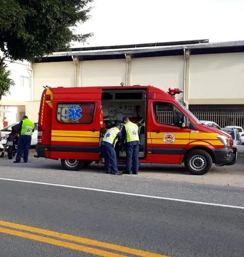 Camioneta e moto se chocam na Antonio Heil