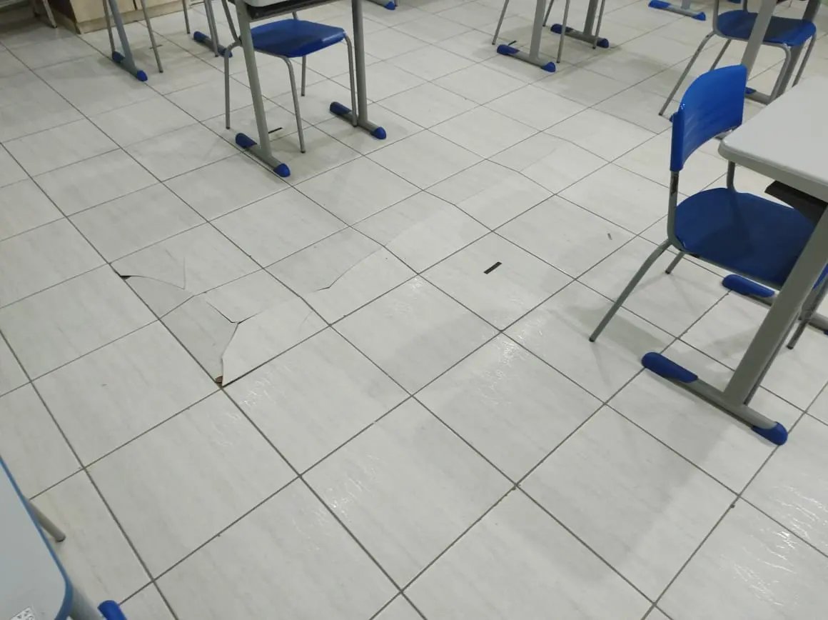 Piso de sala de aula cede e assusta alunos, no Cedro Alto
