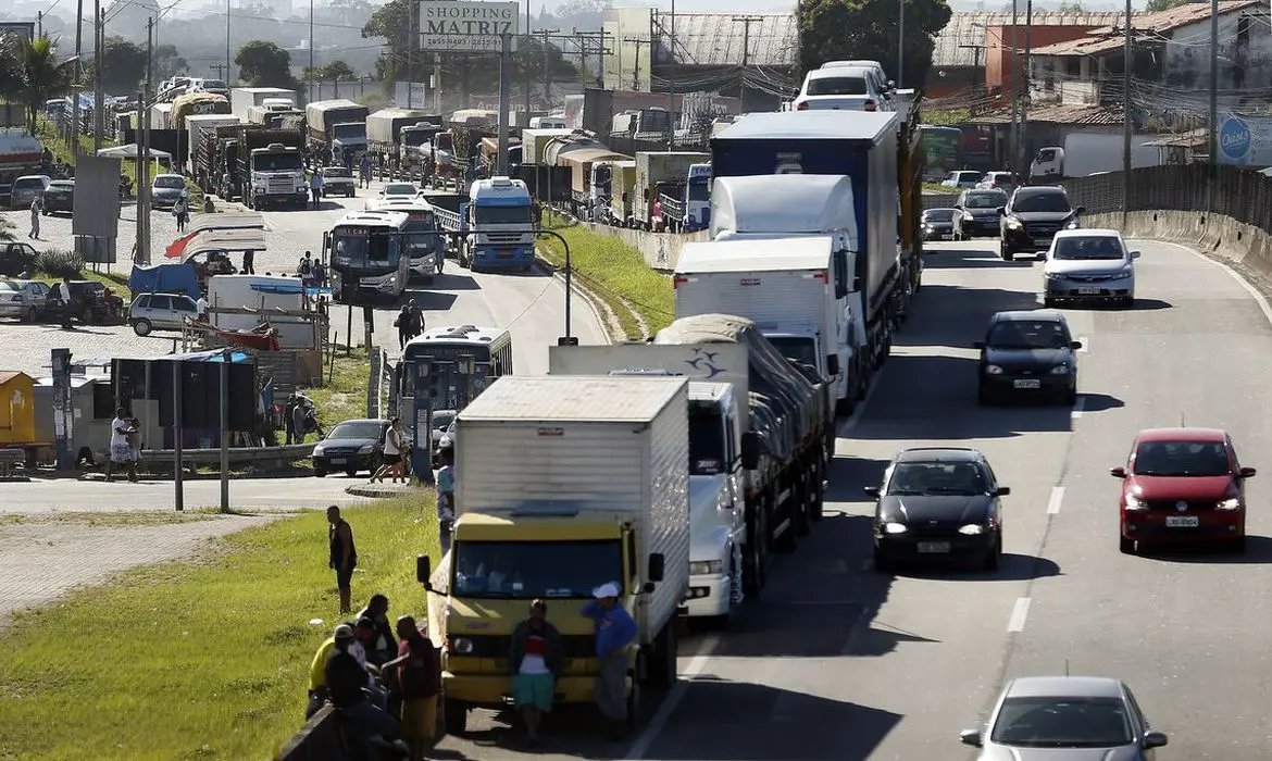 Caminhoneiros recebem aux&iacute;lio com parcela dobrada