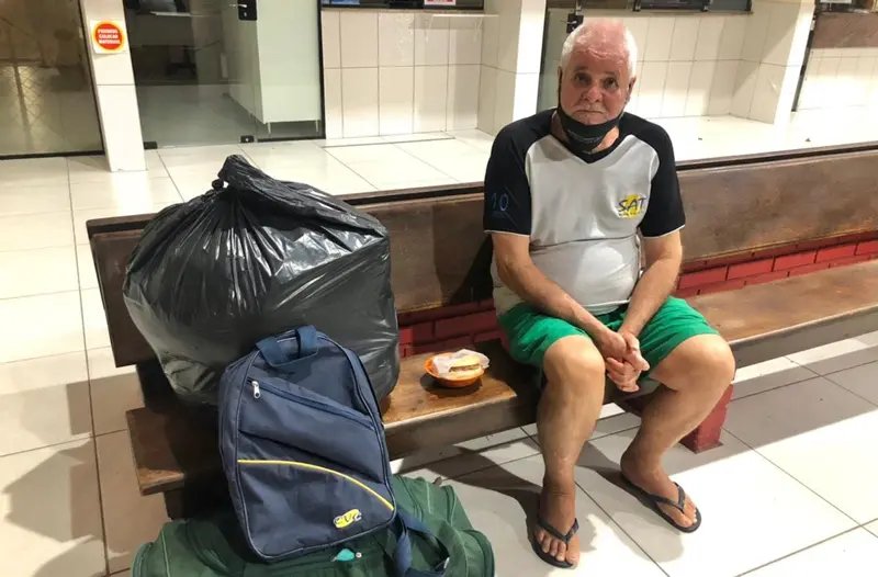Filho que abandonou pai em rodovi&aacute;ria &eacute; solto