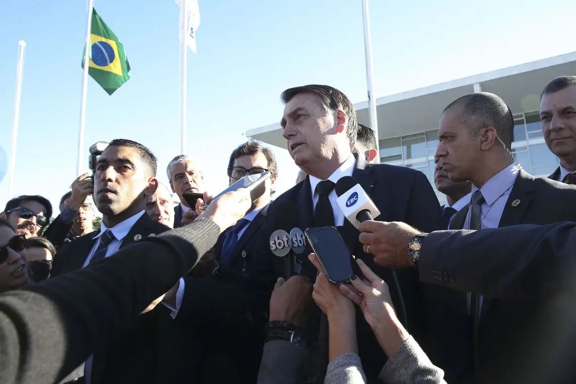 Bolsonaro diz que gratuidade de bagagem prejudicaria pequenas a&eacute;reas