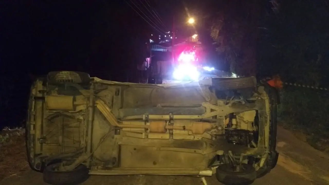 Ve&iacute;culo capota em colis&atilde;o no bairro Planalto