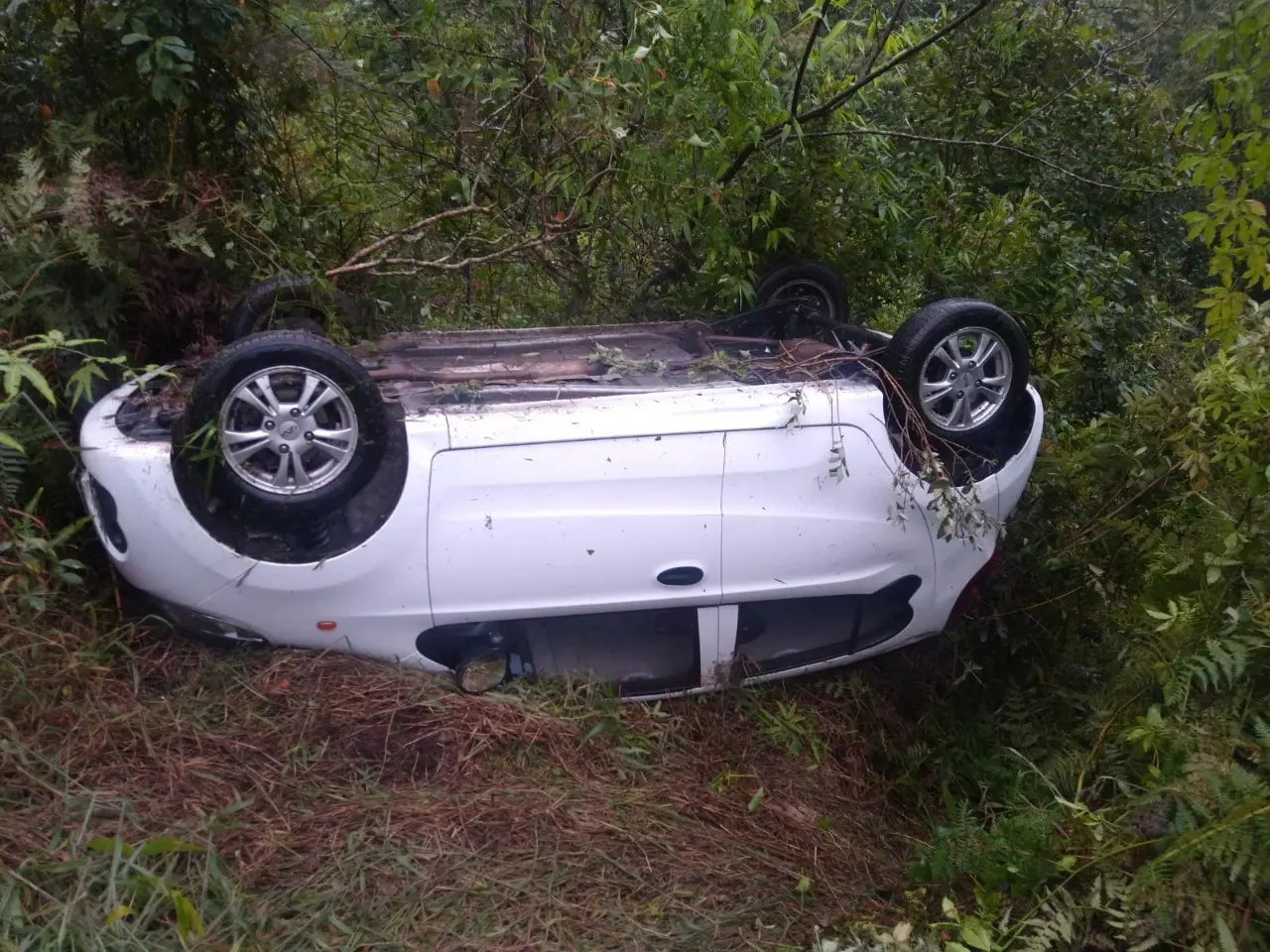 Carro sa&iacute; da pista e capota na rodovia Pedro Mer&iacute;zio