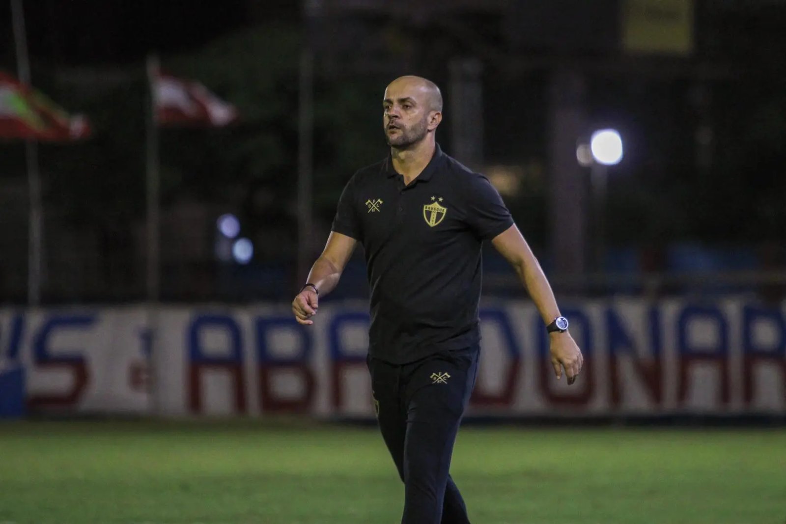 Ap&oacute;s vit&oacute;ria, Jersinho reconhece segundo tempo abaixo: "Deixamos de jogar e sofremos um pouco"