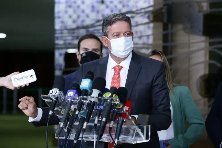 Lira vai buscar sa&iacute;das para enfrentar pandemia junto com governadores e Comiss&atilde;o de Or&ccedil;amento 