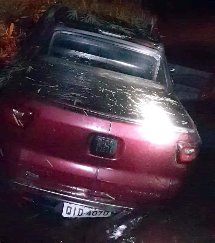 Motorista fica ferido ap&oacute;s cair com carro no rio