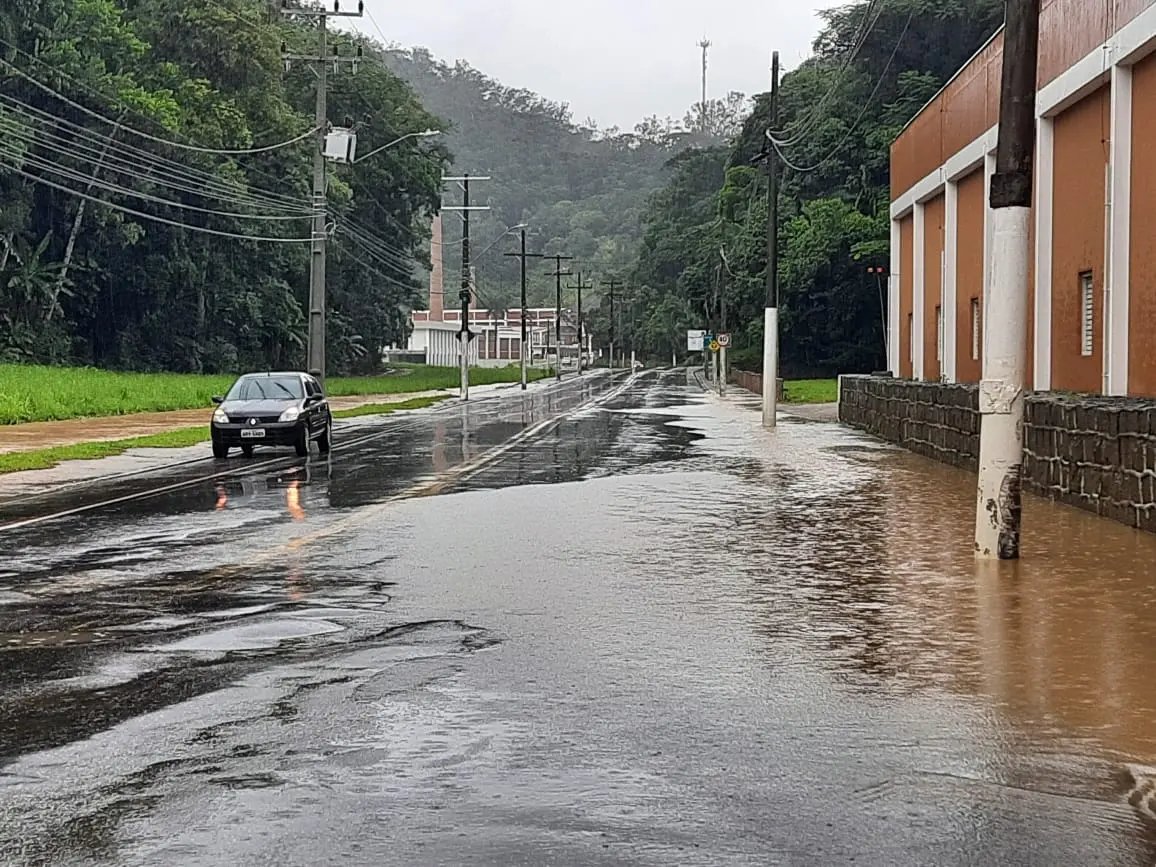  Chuva causa alagamento e interdita Avenida 1&ordm; de maio