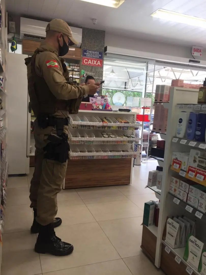 Com&eacute;rcios s&atilde;o fechados e &oacute;tica &eacute; interditada ap&oacute;s descumprirem decreto estadual