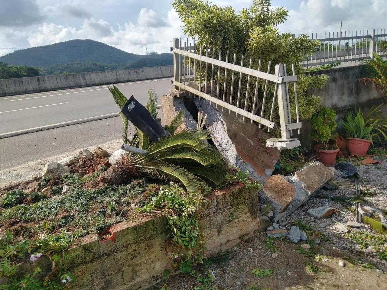 Homem perde controle de carro e colide ve&iacute;culo contra muro de resid&ecirc;ncia