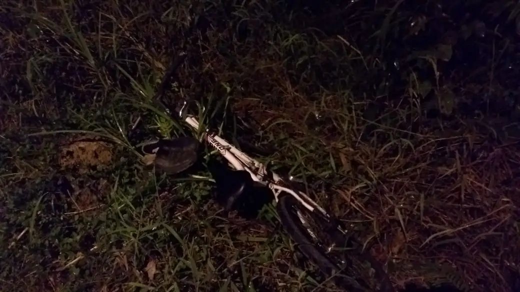 Jovem &eacute; conduzido para hospital depois sofrer queda de bicicleta 