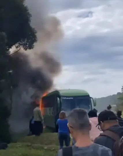 (V&iacute;deo) &Ocirc;nibus catarinense que viajava para Curitiba pega fogo