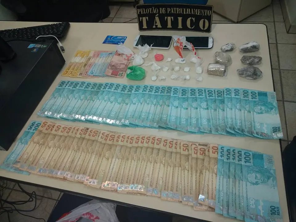 Drogas e mais de R$ 5 mil encontrados em veículo